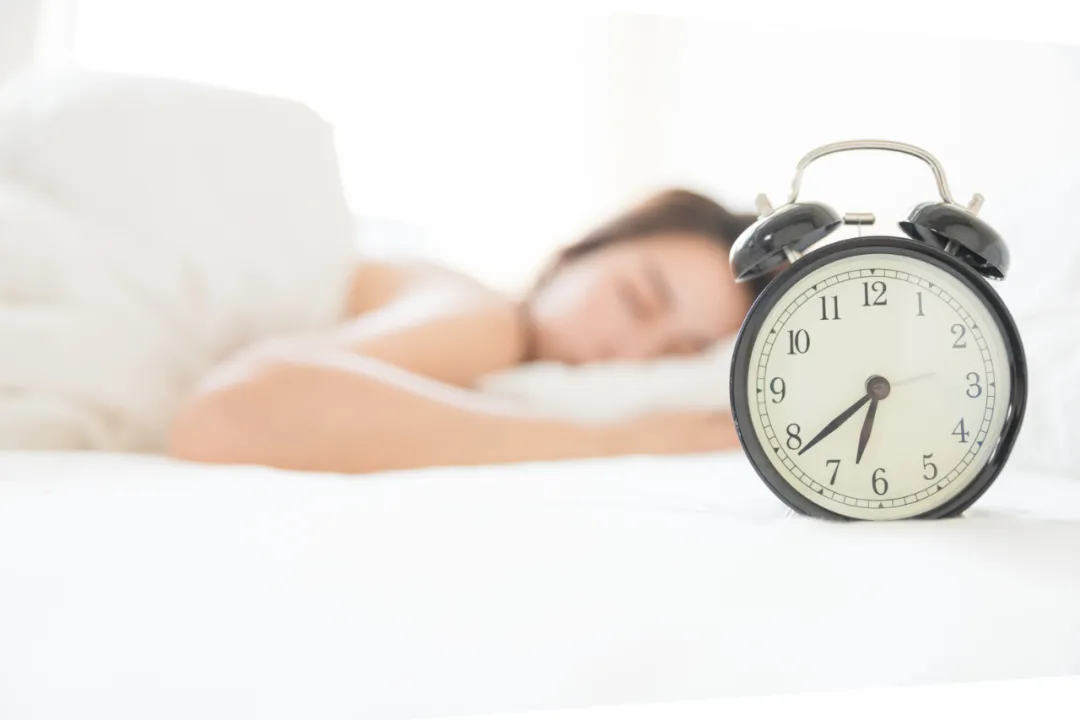 “睡眠不足寿命减少”并非危言耸听，科学家揭示背后机制！你还敢熬夜吗？